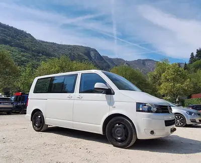 VW T5 Caravelle Trendline — Van aménagé diesel, moteur neuf décembre 2025 — vue extérieure