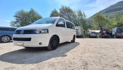VW T5 Caravelle Trendline — Van aménagé diesel, moteur neuf décembre 2025 — côté