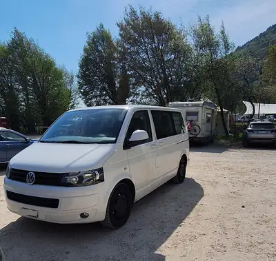 VW T5 Caravelle Trendline — Van aménagé diesel, moteur neuf décembre 2025 — arrière