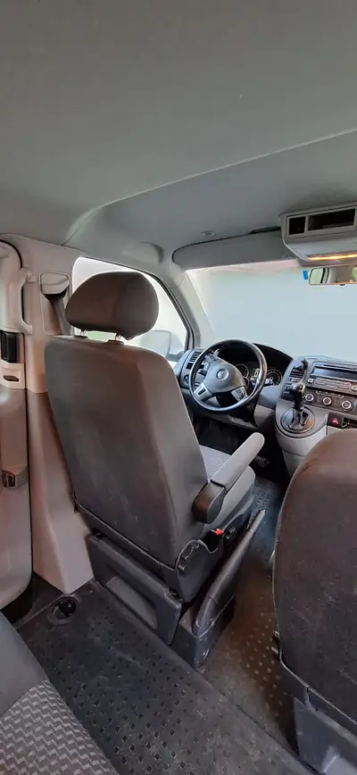 VW T5 Caravelle Trendline — Van aménagé diesel, moteur neuf décembre 2025 — tableau de bord