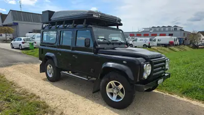 Land Rover Defender 110 SW — 4x4 Expedition Ready avec Équipement Camping Complet — exterior view
