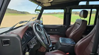 Land Rover Defender 110 SW — 4x4 Expedition Ready avec Équipement Camping Complet — Thumbnail 9