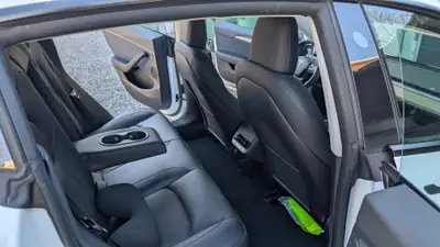 Tesla Model 3 Long Range Dual Motor AWD — Performance électrique, 32'000 km seulement — intérieur