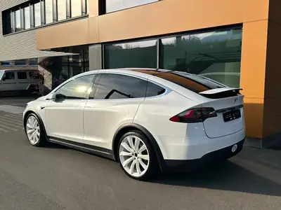Tesla Model X 90 D — SUV électrique haute performance, 252'000 km — rear view