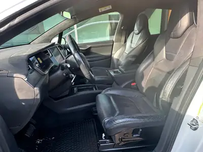 Tesla Model X 90 D — SUV électrique haute performance, 252'000 km — detail