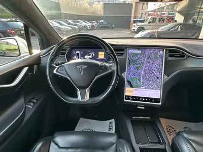 Tesla Model X 90 D — SUV électrique haute performance, 252'000 km — Thumbnail 9