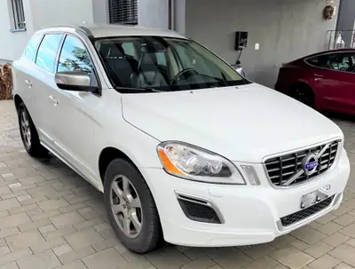 VOLVO XC60 D4 R-Design — SUV premium diesel AWD, 73 000 km, design scandinave — fianco