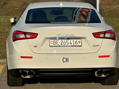 Maserati Ghibli S Q4 — Berline sportive italienne 411 ch, seulement 20'000 km — fianco