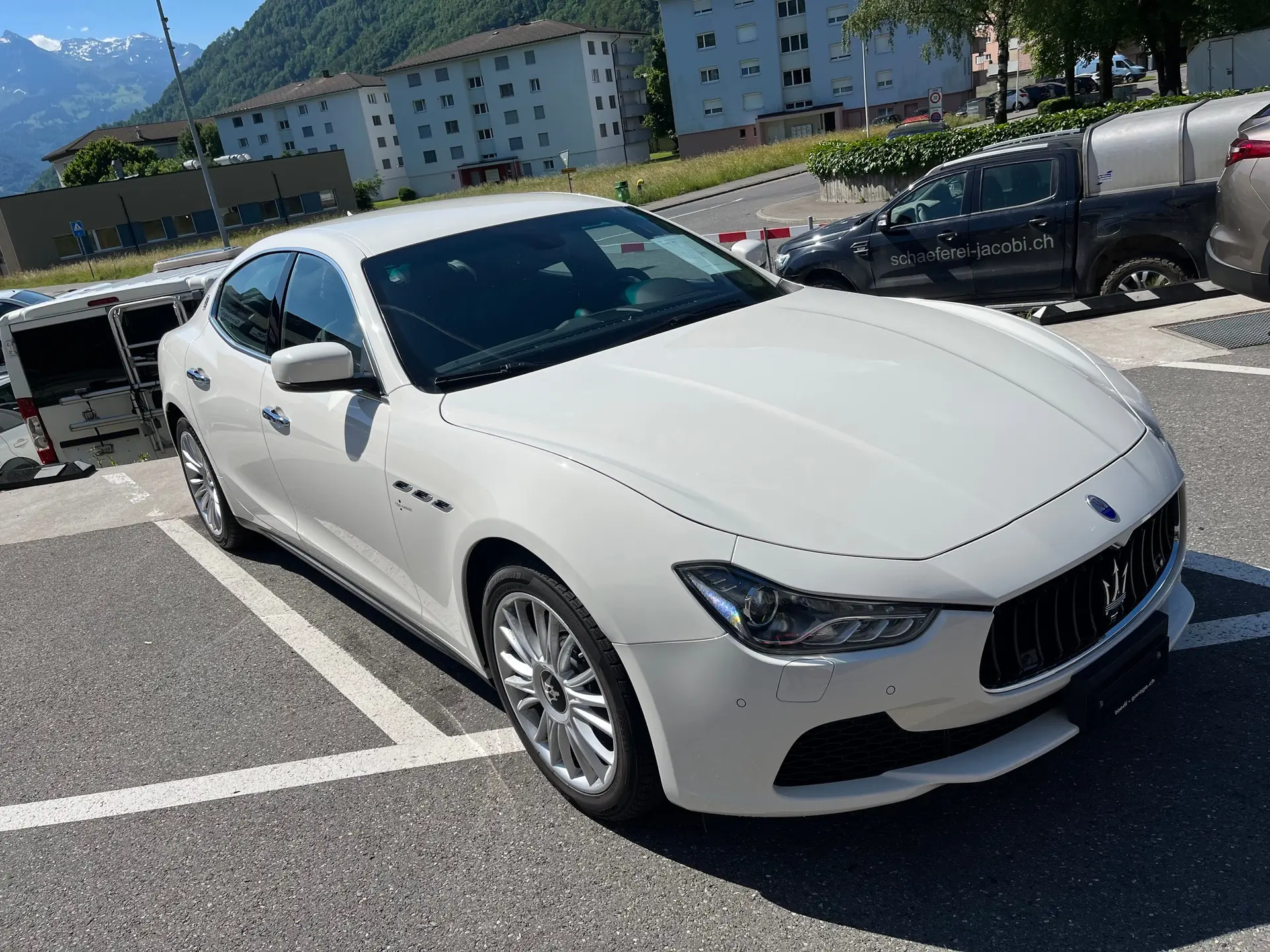 Maserati Ghibli S Q4 — Berline sportive italienne 411 ch, seulement 20'000 km — vista esterna