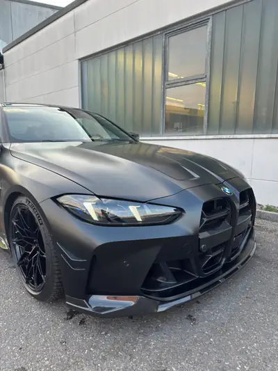 BMW M4 Coupé Competition M xDrive — 530 ch, design noir élégant, peu kilométré — side view