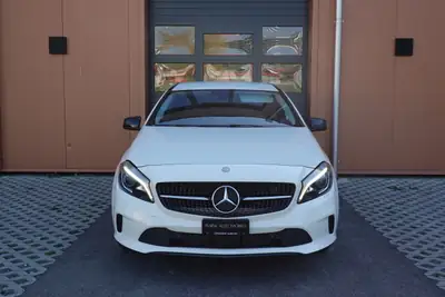 Mercedes-Benz A 200 Night Star — Compacte premium, sièges chauffants et jantes 18 pouces — côté
