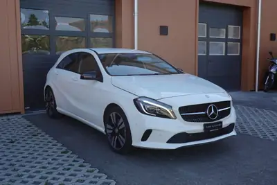 Mercedes-Benz A 200 Night Star — Compacte premium, sièges chauffants et jantes 18 pouces — arrière