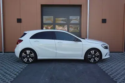 Mercedes-Benz A 200 Night Star — Compacte premium, sièges chauffants et jantes 18 pouces — tableau de bord