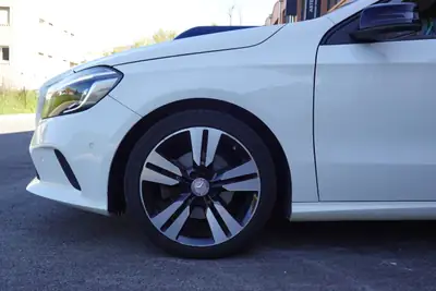 Mercedes-Benz A 200 Night Star — Compacte premium, sièges chauffants et jantes 18 pouces — intérieur