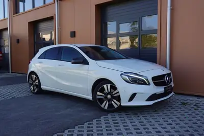 Mercedes-Benz A 200 Night Star — Compacte premium, sièges chauffants et jantes 18 pouces — Miniature 7