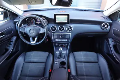 Mercedes-Benz A 200 Night Star — Compacte premium, sièges chauffants et jantes 18 pouces — Miniature 11