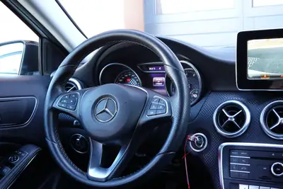 Mercedes-Benz A 200 Night Star — Compacte premium, sièges chauffants et jantes 18 pouces — Miniature 12