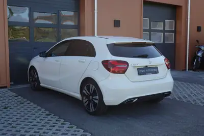 Mercedes-Benz A 200 Night Star — Compacte premium, sièges chauffants et jantes 18 pouces — Miniature 10