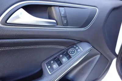 Mercedes-Benz A 200 Night Star — Compacte premium, sièges chauffants et jantes 18 pouces — Miniature 17
