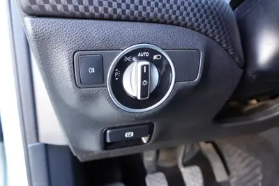 Mercedes-Benz A 200 Night Star — Compacte premium, sièges chauffants et jantes 18 pouces — Miniature 18