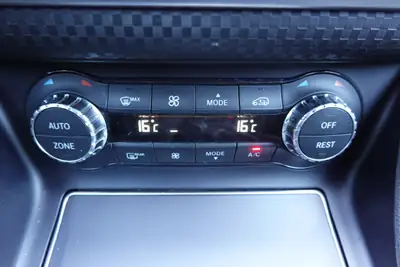 Mercedes-Benz A 200 Night Star — Compacte premium, sièges chauffants et jantes 18 pouces — Miniature 20