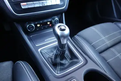 Mercedes-Benz A 200 Night Star — Compacte premium, sièges chauffants et jantes 18 pouces — Miniature 21