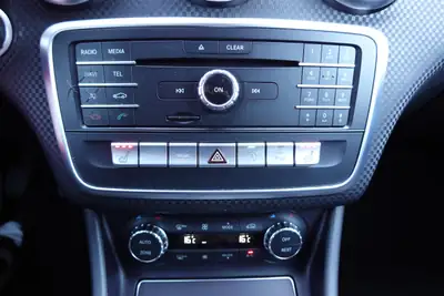Mercedes-Benz A 200 Night Star — Compacte premium, sièges chauffants et jantes 18 pouces — Miniature 19