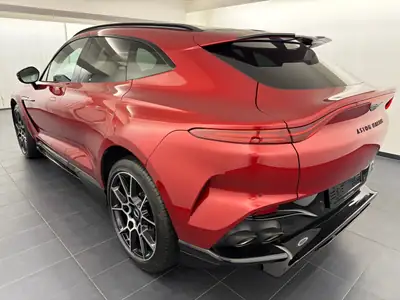 Aston Martin DBX 707 — Le SUV haute performance british, 5900 km seulement — side view