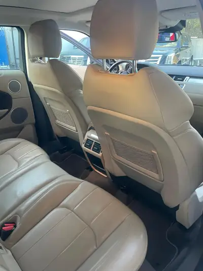 Range Rover Evoque 2.0 Si4 SE — Luxe compact, transmission intégrale et design premium — Miniature 8