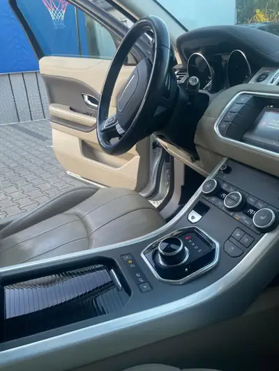 Range Rover Evoque 2.0 Si4 SE — Luxe compact, transmission intégrale et design premium — Miniature 9