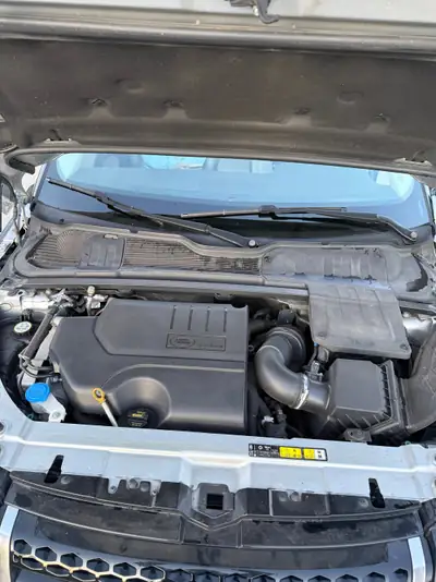 Range Rover Evoque 2.0 Si4 SE — Luxe compact, transmission intégrale et design premium — Miniature 12