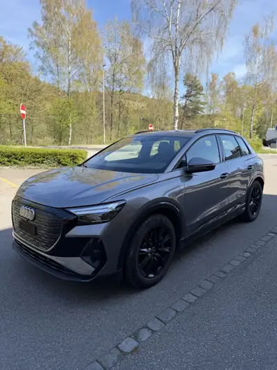 Audi Q4 e-tron 40 — SUV électrique performant, 42 000 km seulement — exterior view