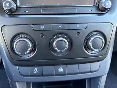 Skoda Yeti 2.0 TDI Ambition 4x4 — SUV compact robuste, 4x4 intégral et sans sinistre — Thumbnail 16