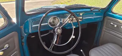 VW Käfer 1965 — Légende automobile avec entrée au registre des véhicules anciens — intérieur