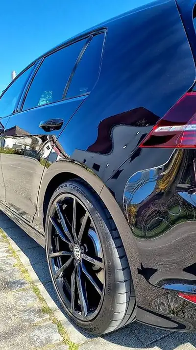 VW Golf 2.0 TSI R 4Motion — 301 ch, transmission manuelle, toutes-routes — côté