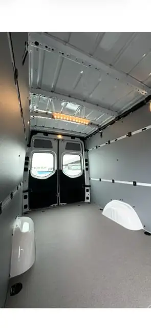 Mercedes-Benz Sprinter 319 CDI — Utilitaire robuste, moteur efficient et 13 500 km seulement — interior
