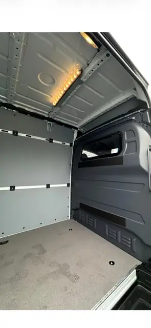 Mercedes-Benz Sprinter 319 CDI — Utilitaire robuste, moteur efficient et 13 500 km seulement — dashboard