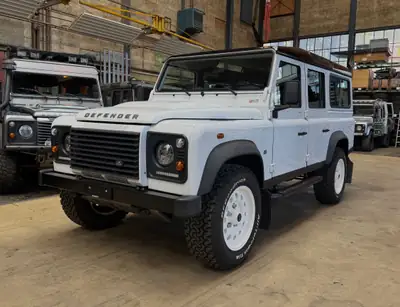 Land Rover Defender 110 — Édition 67 ans Legend, sièges RECARO, état impeccable — vue extérieure