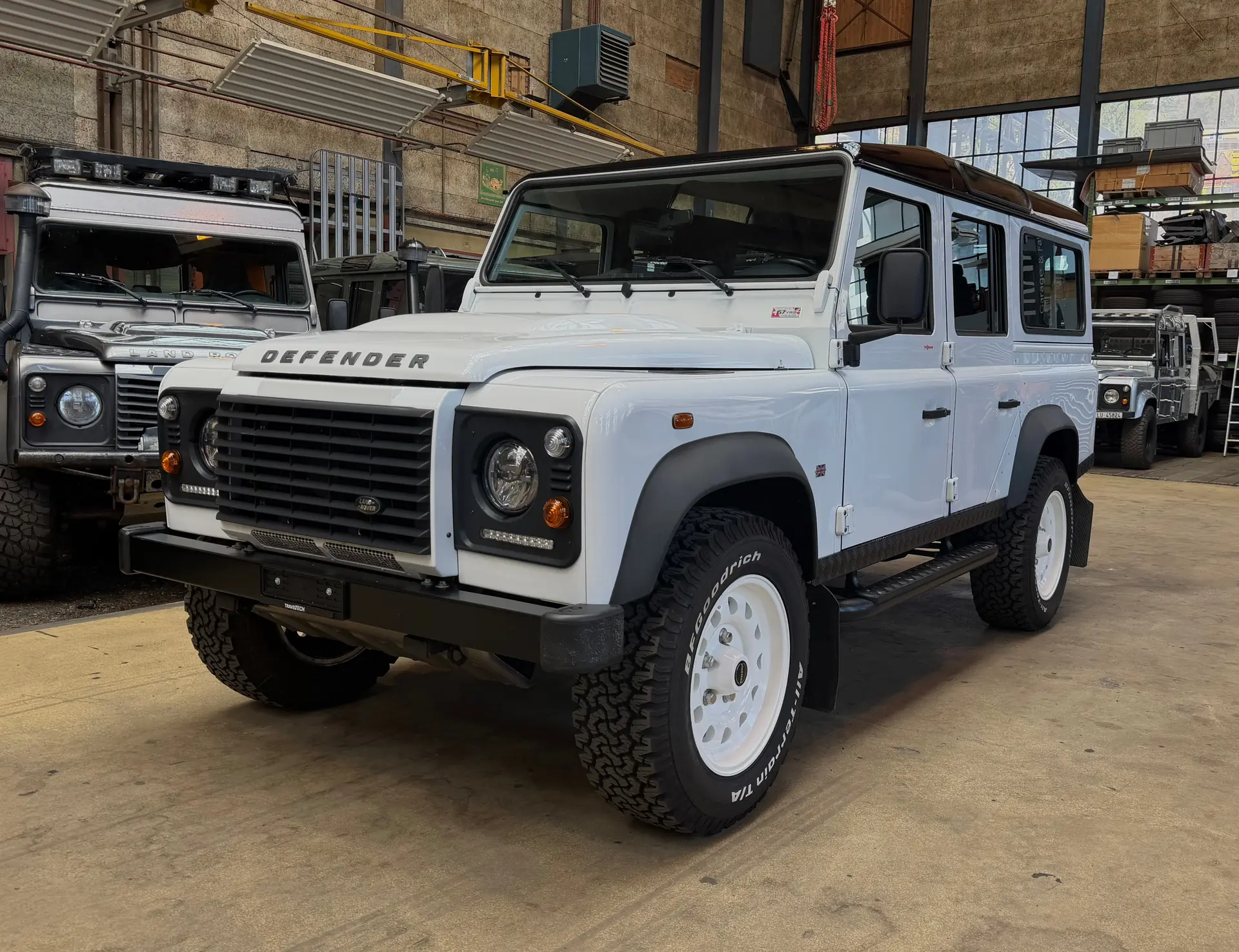 Land Rover Defender 110 — Édition 67 ans Legend, sièges RECARO, état impeccable — vue extérieure