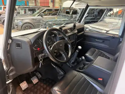 Land Rover Defender 110 — Édition 67 ans Legend, sièges RECARO, état impeccable — tableau de bord