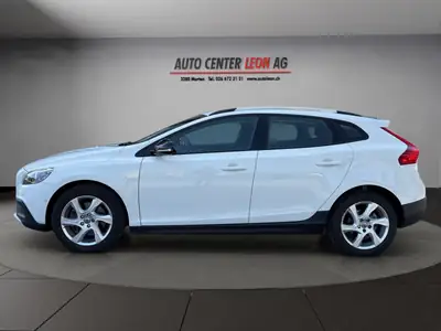 Volvo V40 Cross Country T4 AWD — Robustesse scandinave et polyvalence tout-terrain — rear view