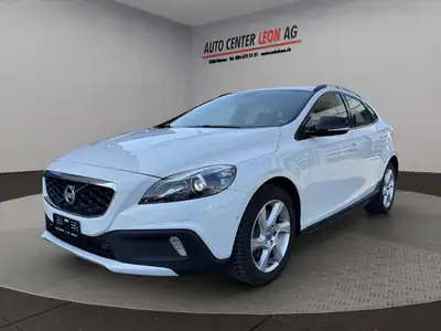 Volvo V40 Cross Country T4 AWD — Robustesse scandinave et polyvalence tout-terrain — side view