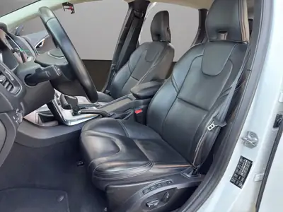 Volvo V40 Cross Country T4 AWD — Robustesse scandinave et polyvalence tout-terrain — Thumbnail 9