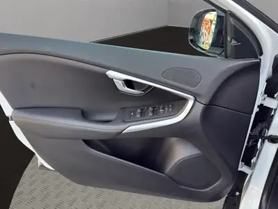 Volvo V40 Cross Country T4 AWD — Robustesse scandinave et polyvalence tout-terrain — Thumbnail 12