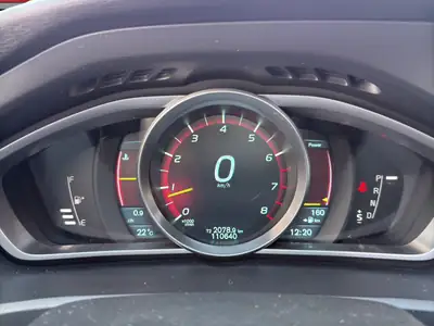 Volvo V40 Cross Country T4 AWD — Robustesse scandinave et polyvalence tout-terrain — Thumbnail 11