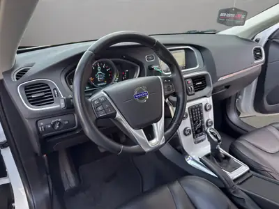 Volvo V40 Cross Country T4 AWD — Robustesse scandinave et polyvalence tout-terrain — Thumbnail 10
