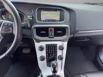 Volvo V40 Cross Country T4 AWD — Robustesse scandinave et polyvalence tout-terrain — Thumbnail 15