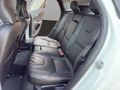 Volvo V40 Cross Country T4 AWD — Robustesse scandinave et polyvalence tout-terrain — Thumbnail 13