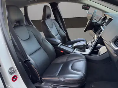 Volvo V40 Cross Country T4 AWD — Robustesse scandinave et polyvalence tout-terrain — Thumbnail 17