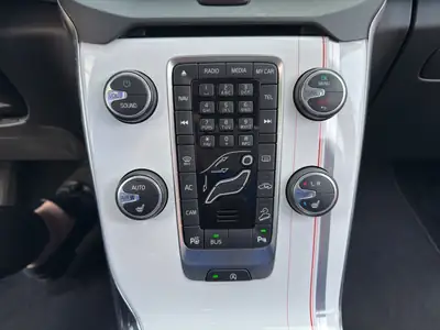 Volvo V40 Cross Country T4 AWD — Robustesse scandinave et polyvalence tout-terrain — Thumbnail 16